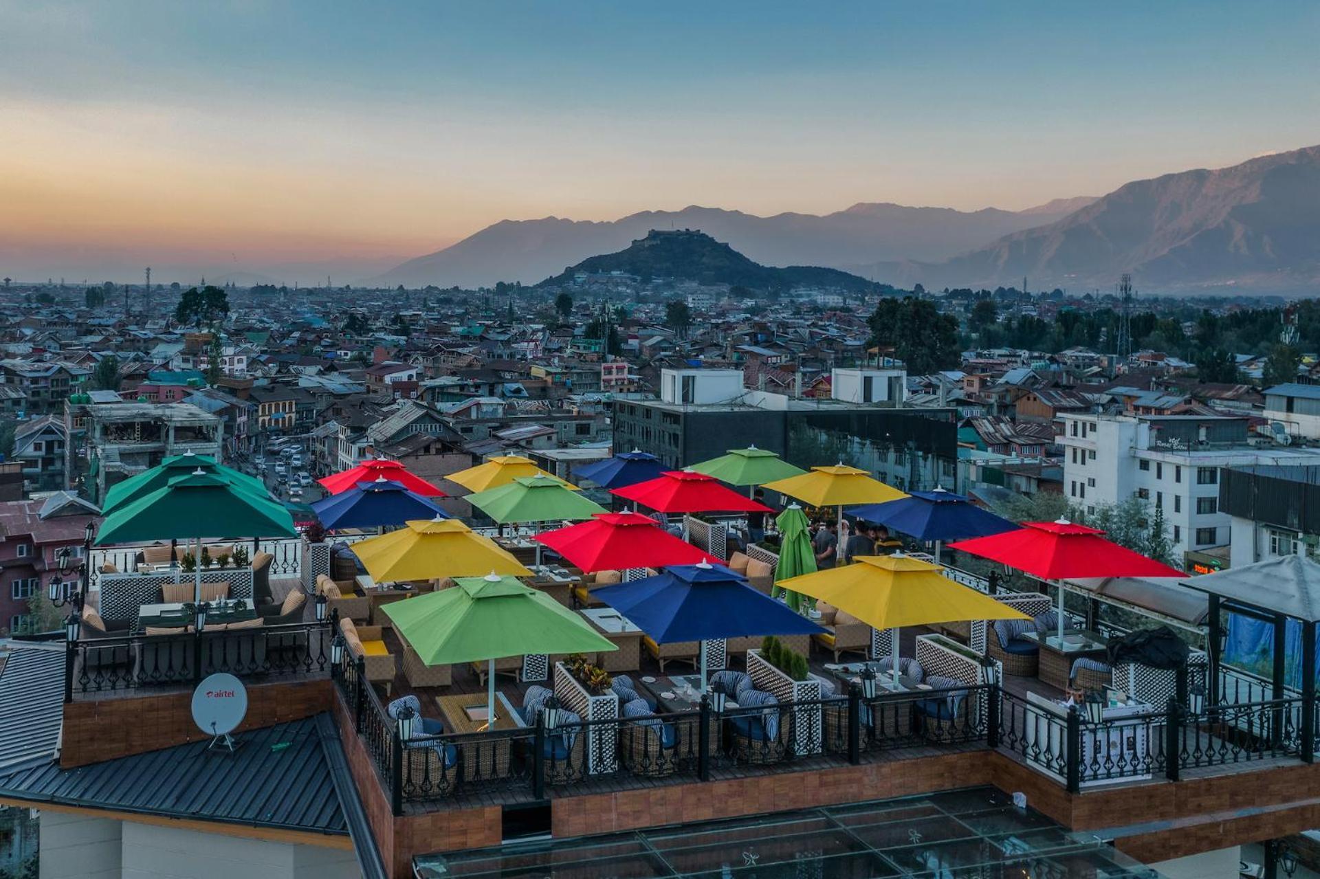 Hotel Meerz Srinagar  Bagian luar foto